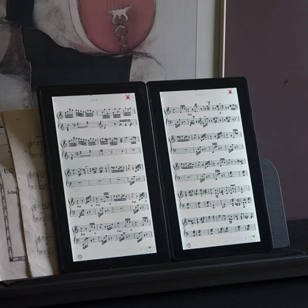 Scora Doble uses two Solo tablets to give you two pages of sheet music