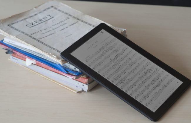 Scora Tablet with books